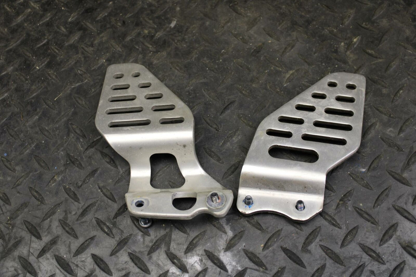 08-09 YAMAHA YZF R6S LEF RIGHTT REARSET REAR SET HEEL GUARD COVER BB178