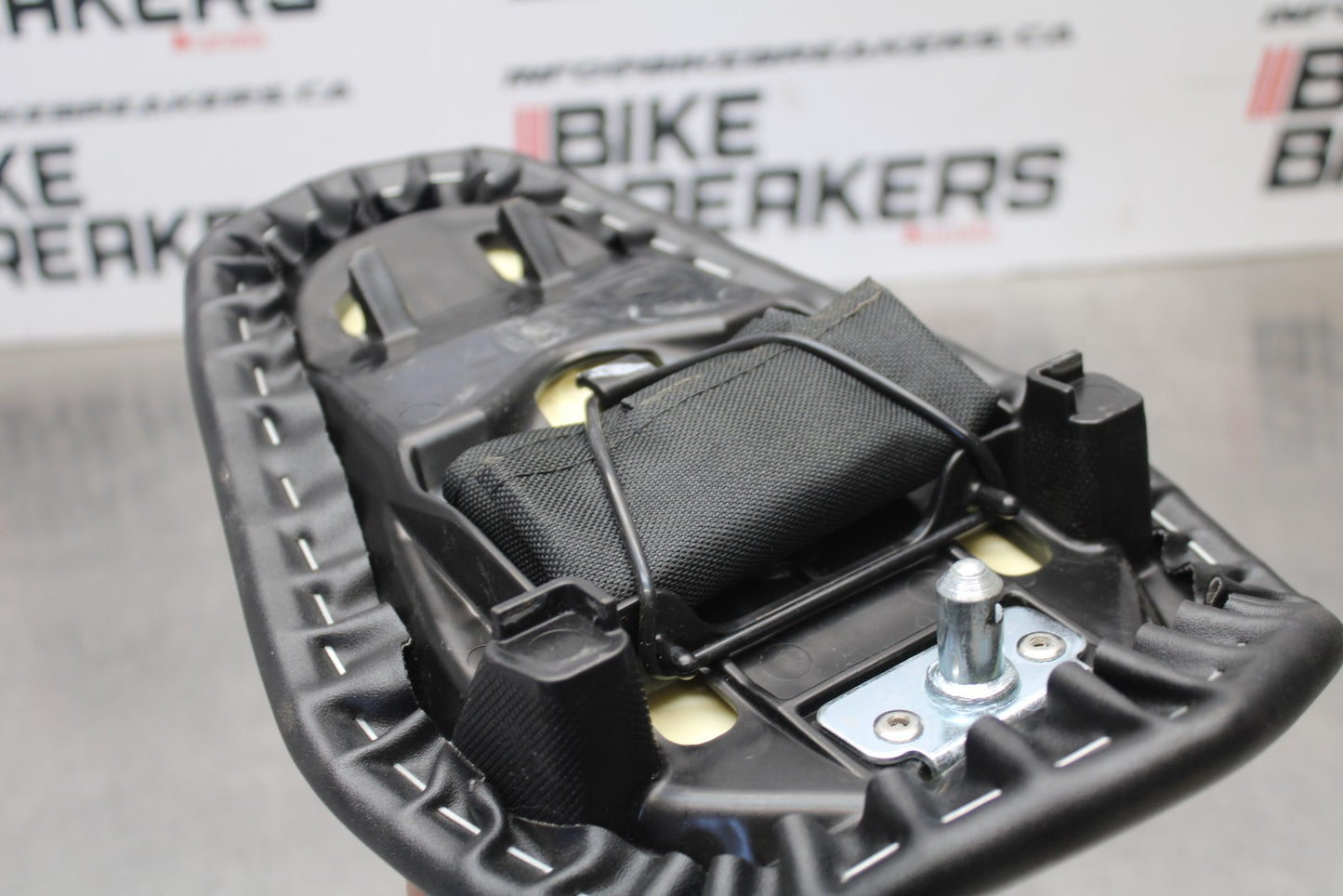 24-25 KAWASAKI NINJA ZX4R REAR PASSENGER TANDEM SEAT PAD SADDLE PILLION BB610