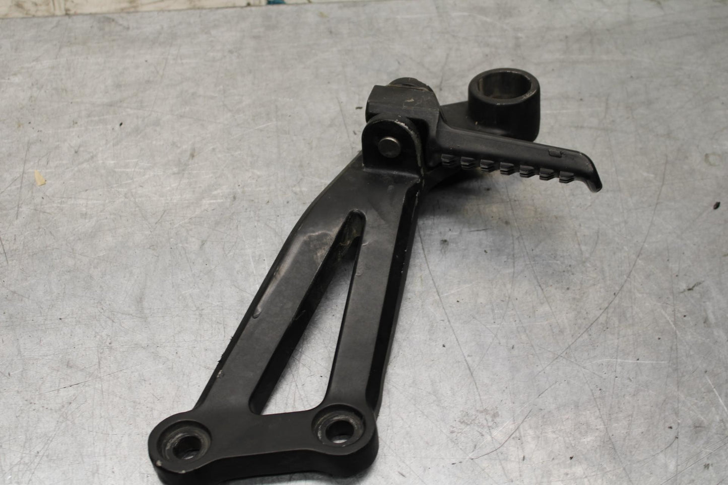 2000 Kawasaki Ninja ZX12R ZX1200A RIGHT REAR BACK PASSENGER PEG 34028-1481 BB565