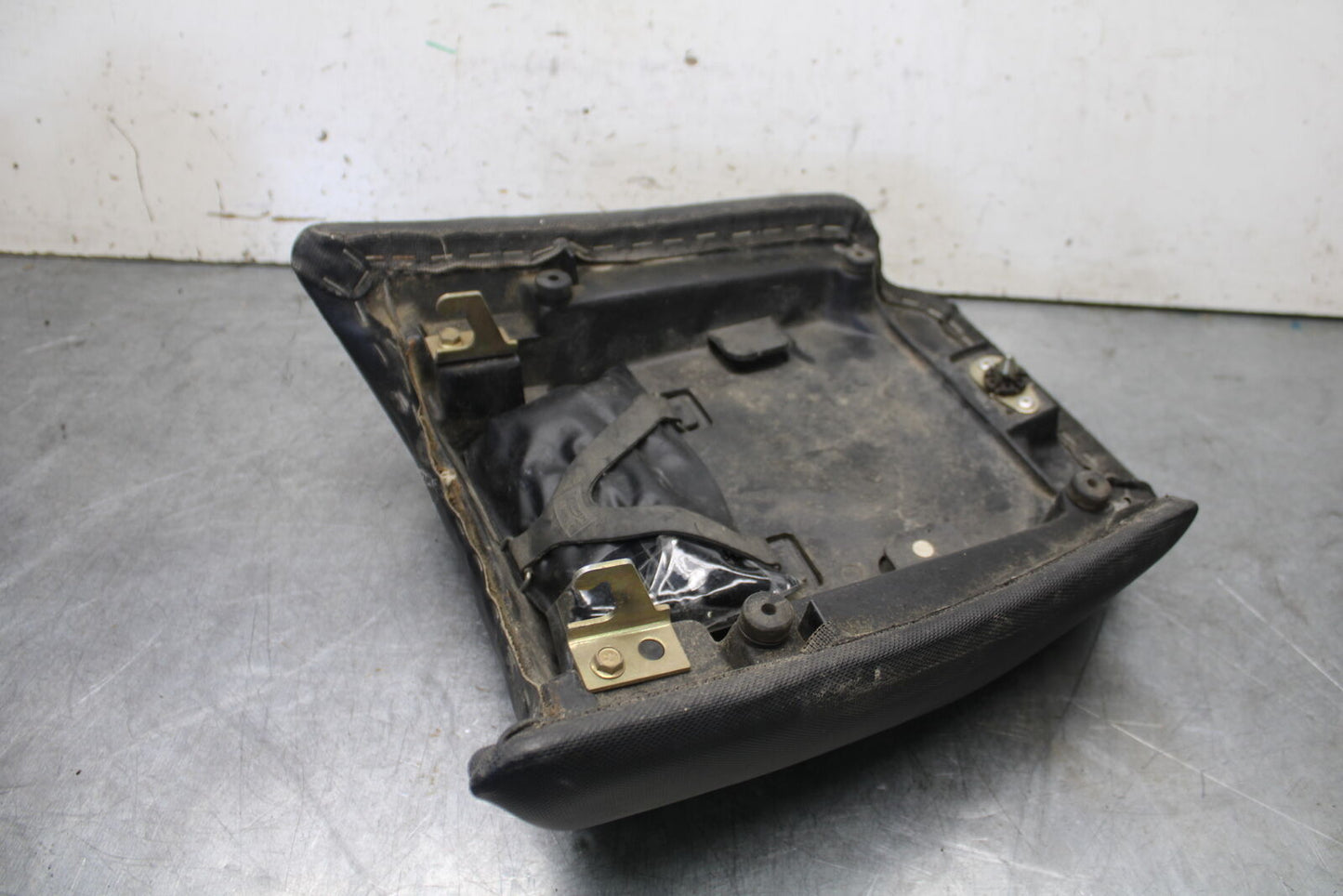 01-06 TRIUMPH TIGER 955I REAR BACK PASSENGER TANDEM SEAT PAD SADDLE BB693