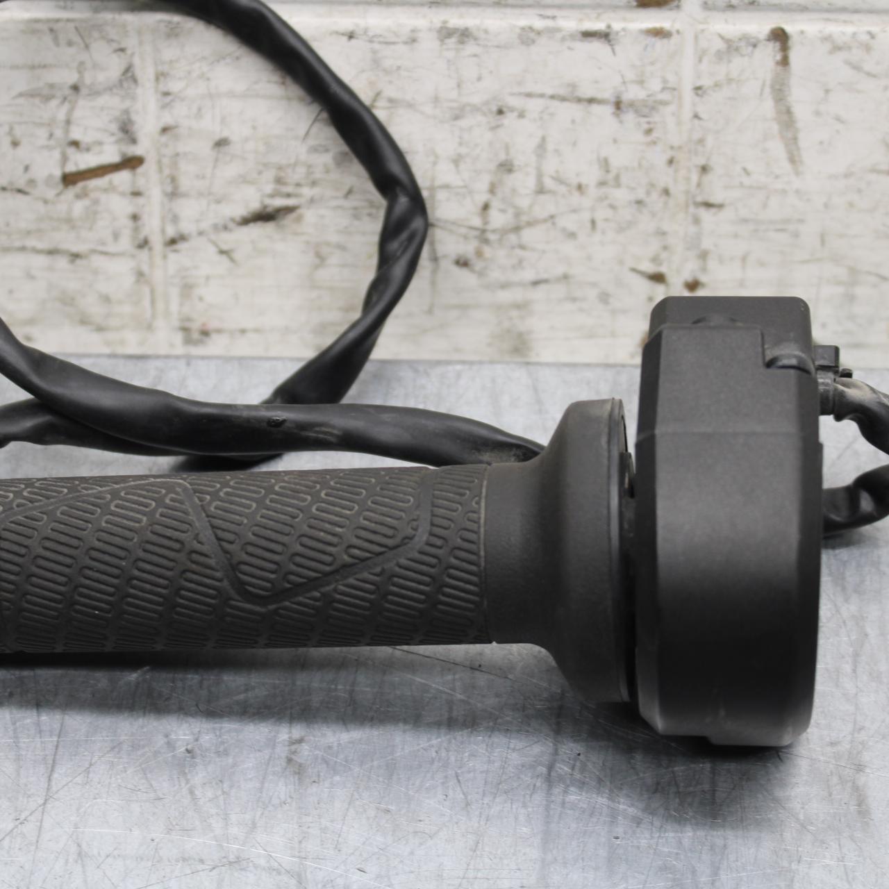 19-20 KTM 790 DUKE 790 RIGHT THROTTLE GRIP BB570
