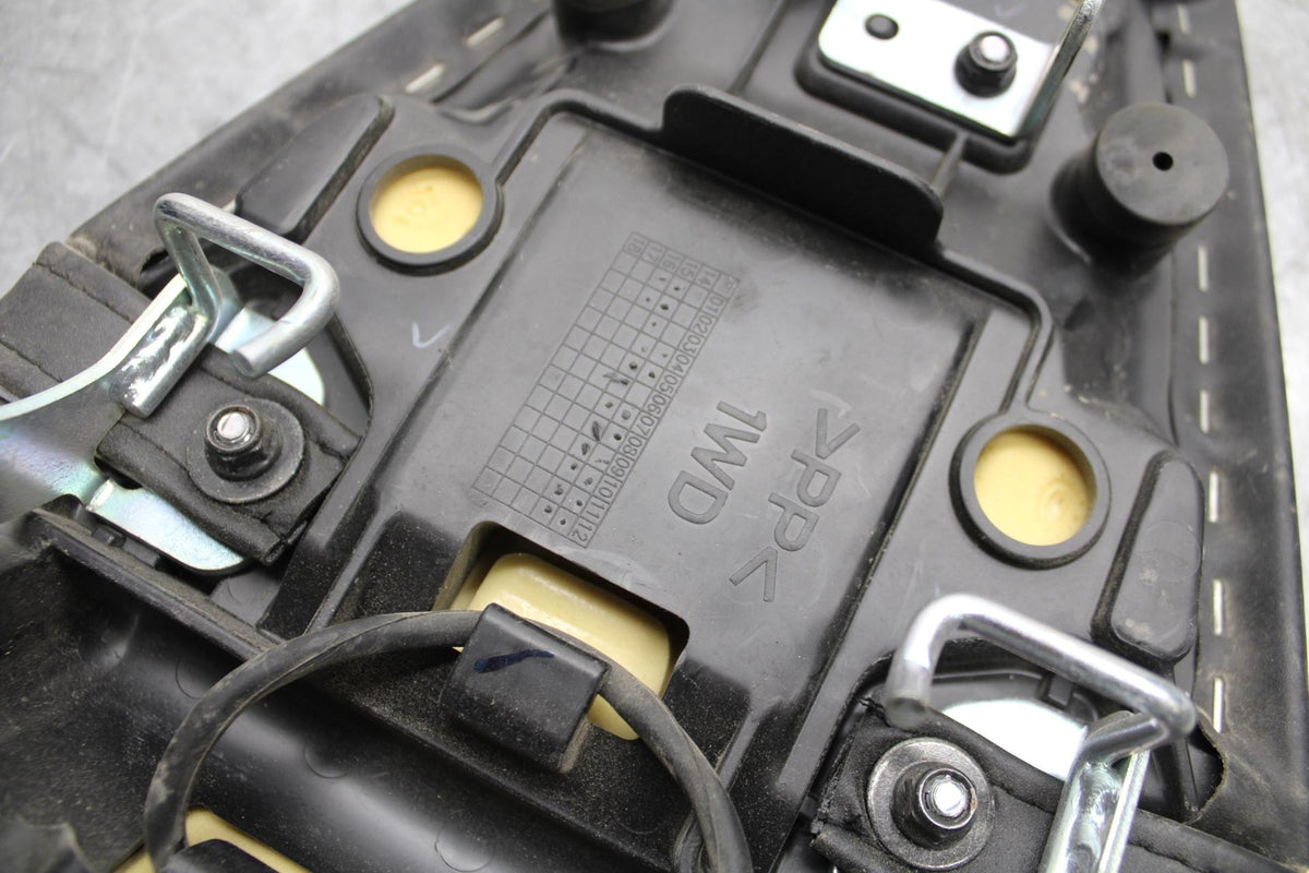 2015 Yamaha YZF R3 REAR BACK PASSENGER TANDEM SEAT PAD SADDLE PILLION BB526