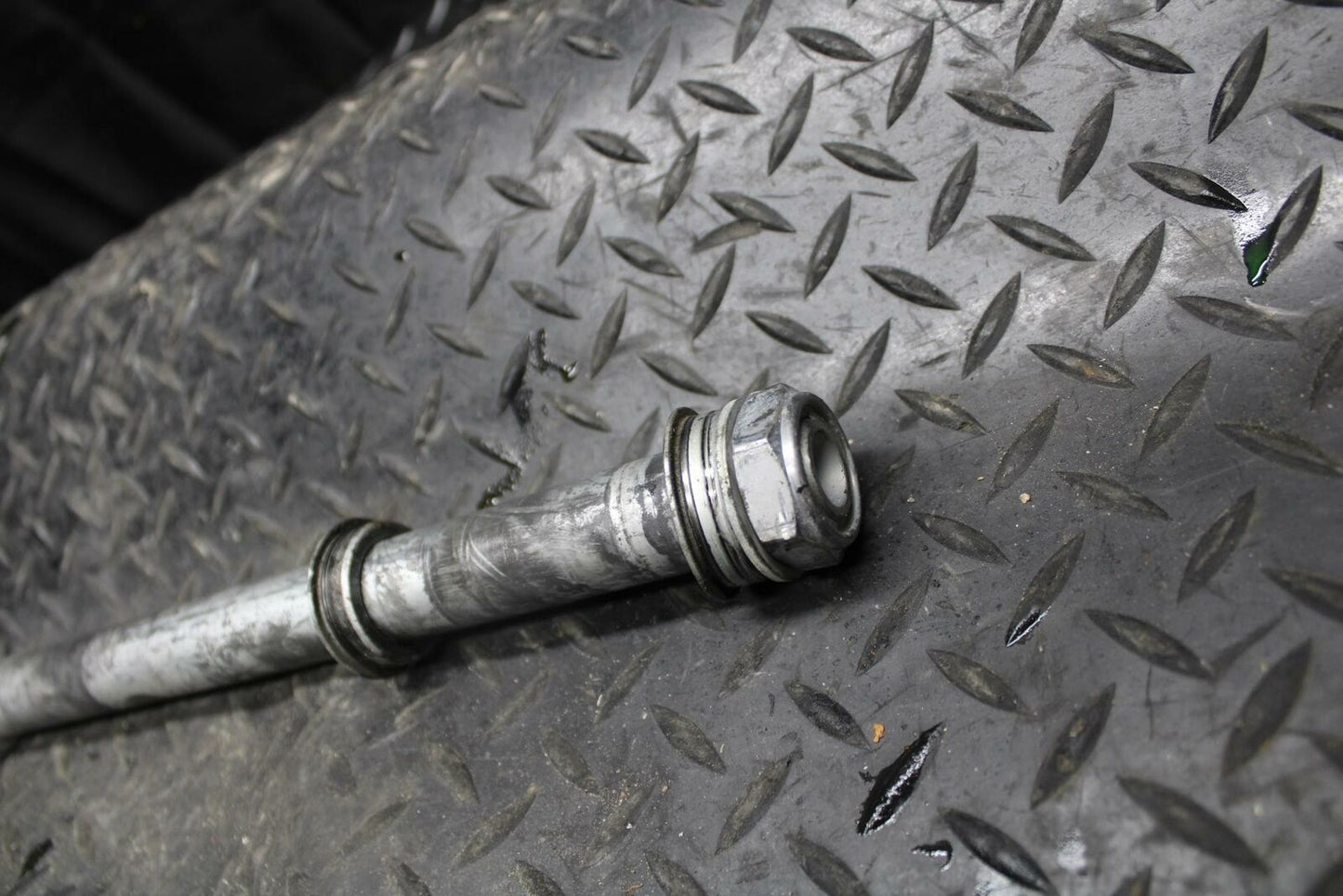 03-04 HONDA CBR600RR REAR AXLE BACK WHEEL RIM PIVOT BOLT AXEL BB200
