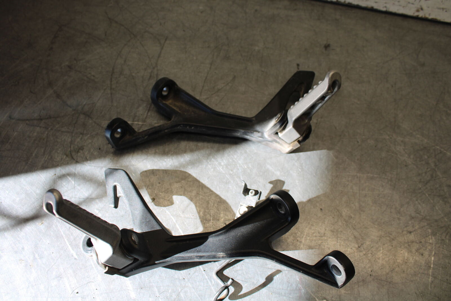 19-22 KAWASAKI Z400 REAR BACK PASSENGER PEG SET PAIR BB708