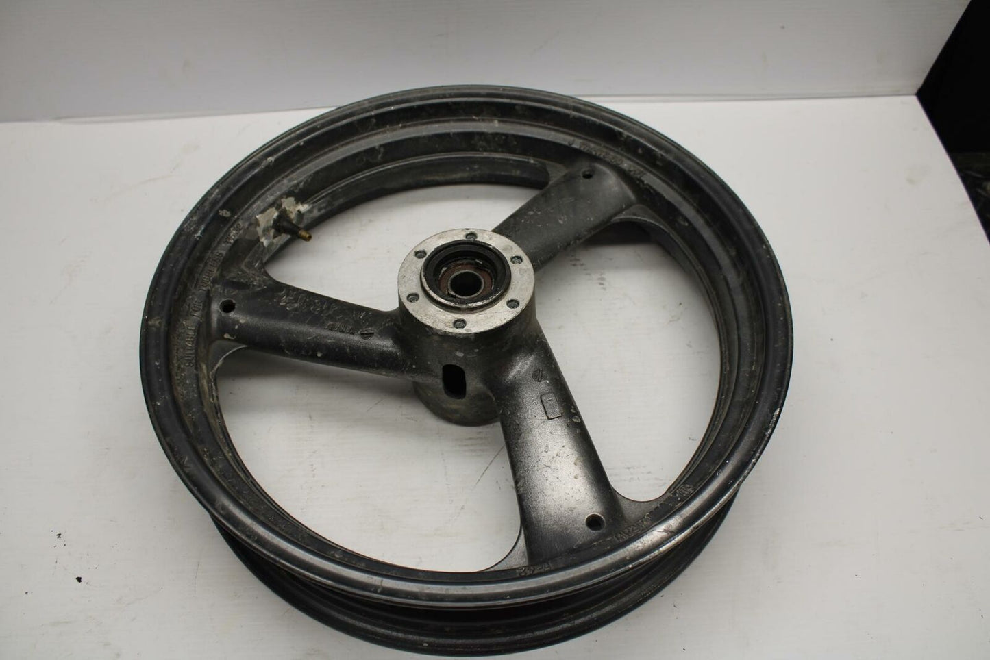 96 YAMAHA YZF750R FRONT WHEEL BB237