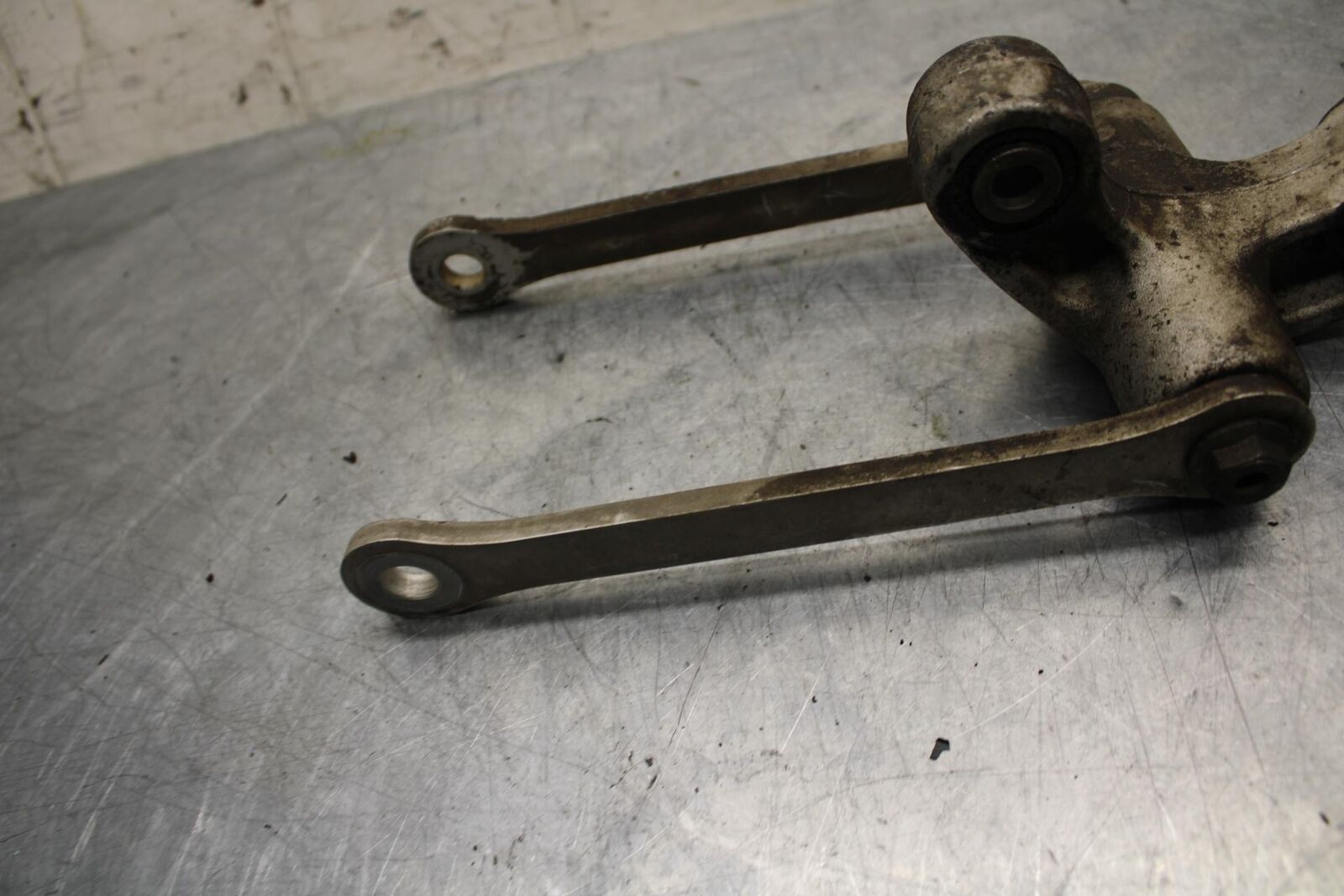 02-03 SUZUKI GSXR750 REAR DOGBONE SHOCK LINKAGE LINK 62600-35870 BB14