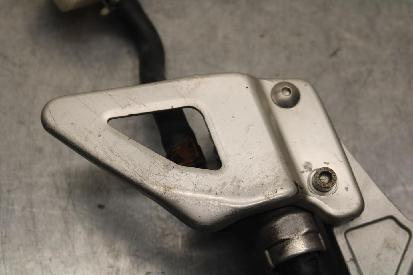 1999 Suzuki GSXR600 RIGHT REARSET REAR SET DRIVER FOOT PEG REST STOP BB608