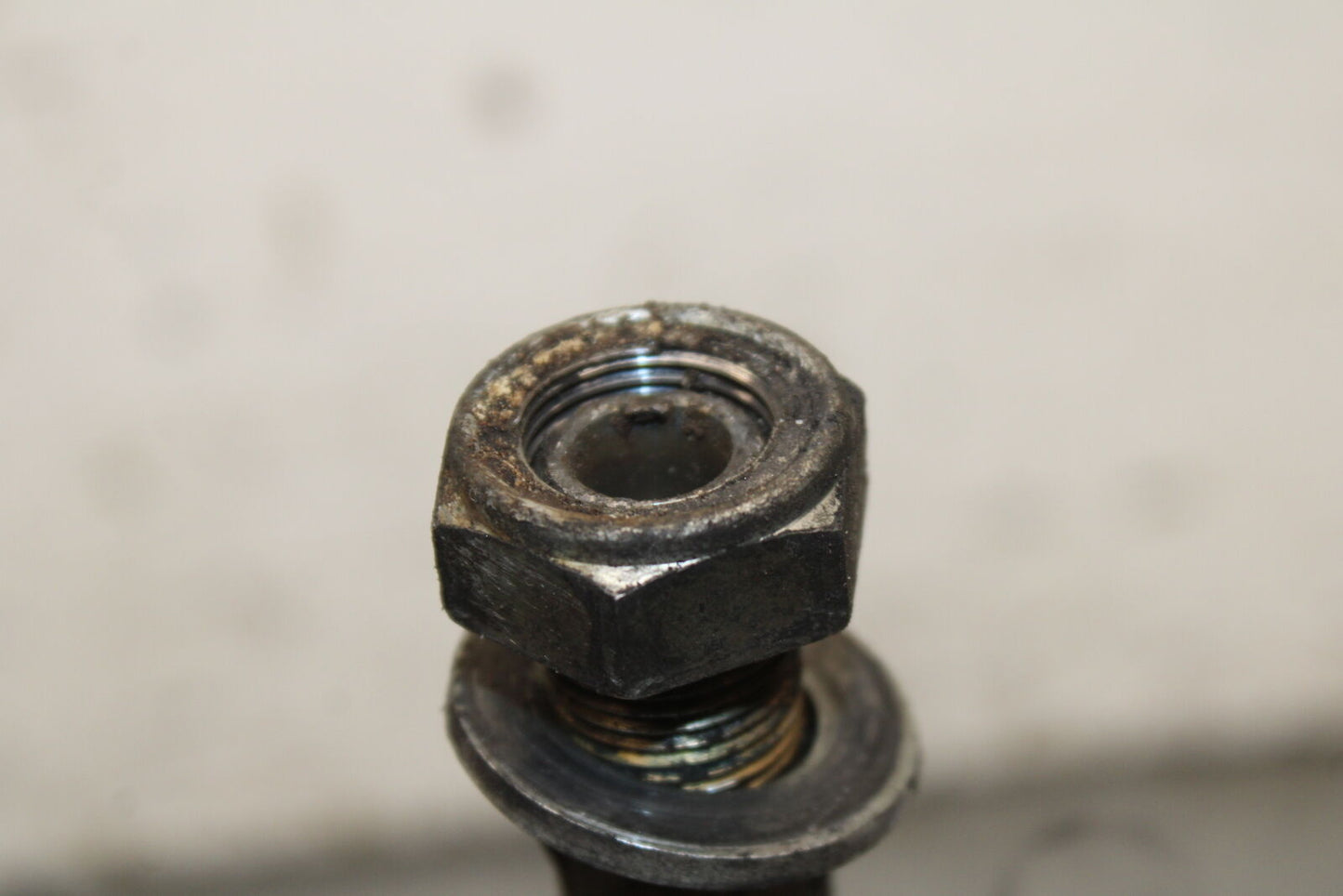 03-04 TRIUMPH DAYTONA 600 REAR AXLE BACK WHEEL RIM PIVOT BOLT AXEL BB745
