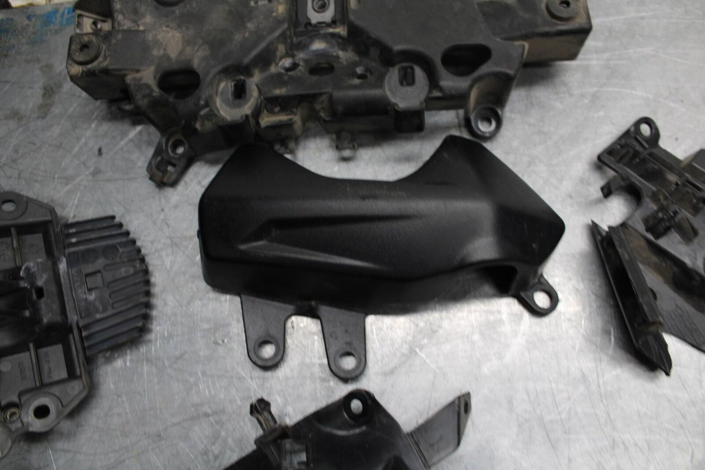 17-21 TRIUMPH STREET TRIPPLE R ABS PLASTIC FAIRING STAY BRACKET bb452