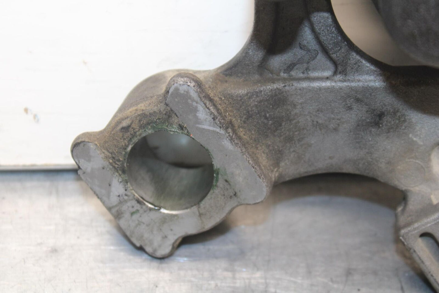 2011 Suzuki GSXR600 REAR BRAKE CALIPER W MOUNT BRACKET 69100-47H10-999 BB605
