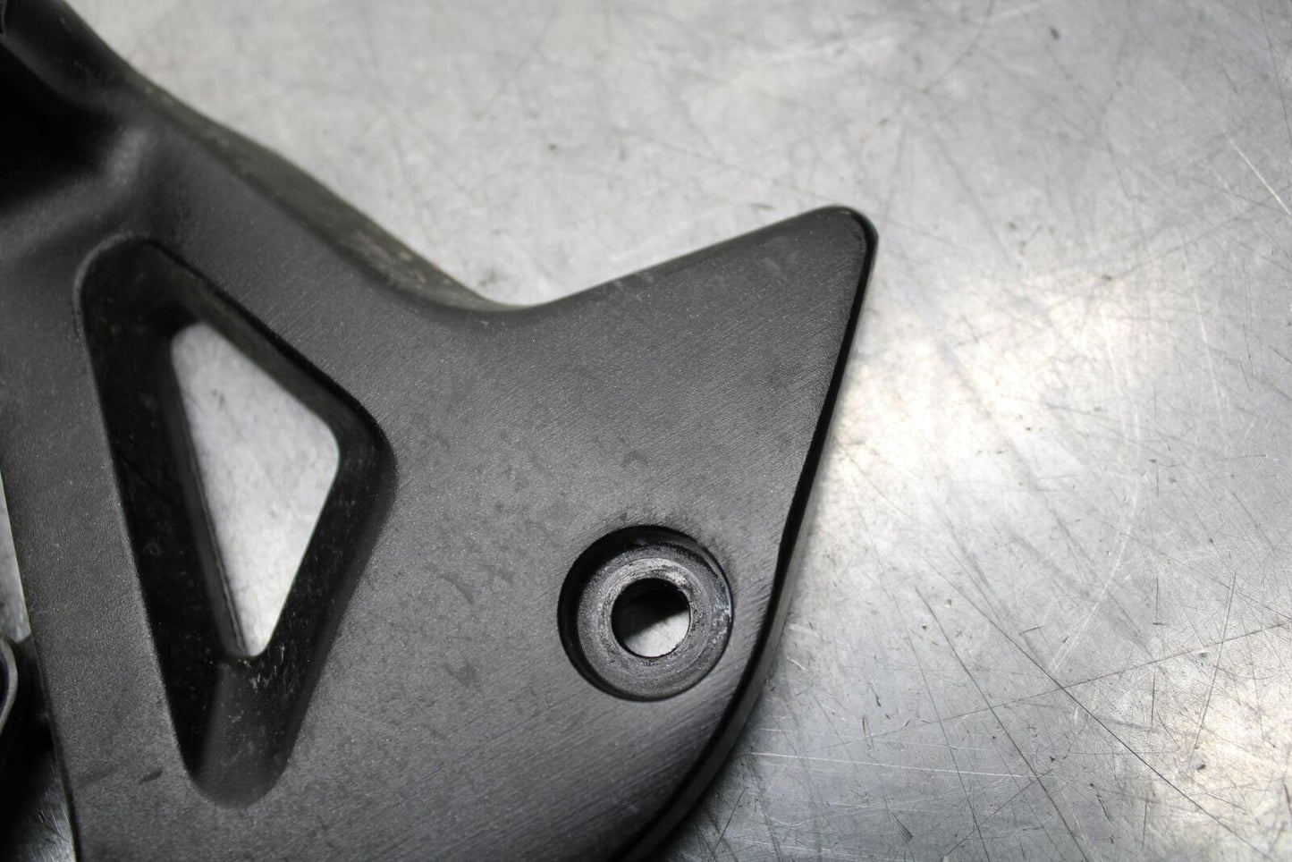 20 SUZUKI GSXR 1000 LEFT REARSET REAR SET DRIVER FOOT PEG REST STOP BB597