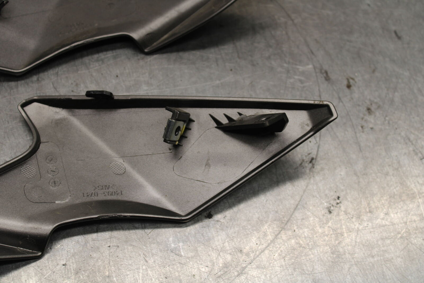 19-22 KAWASAKI Z400 FRONT HEADLIGHT HEAD LIGHT LAMP COVER TRIM SET BB738