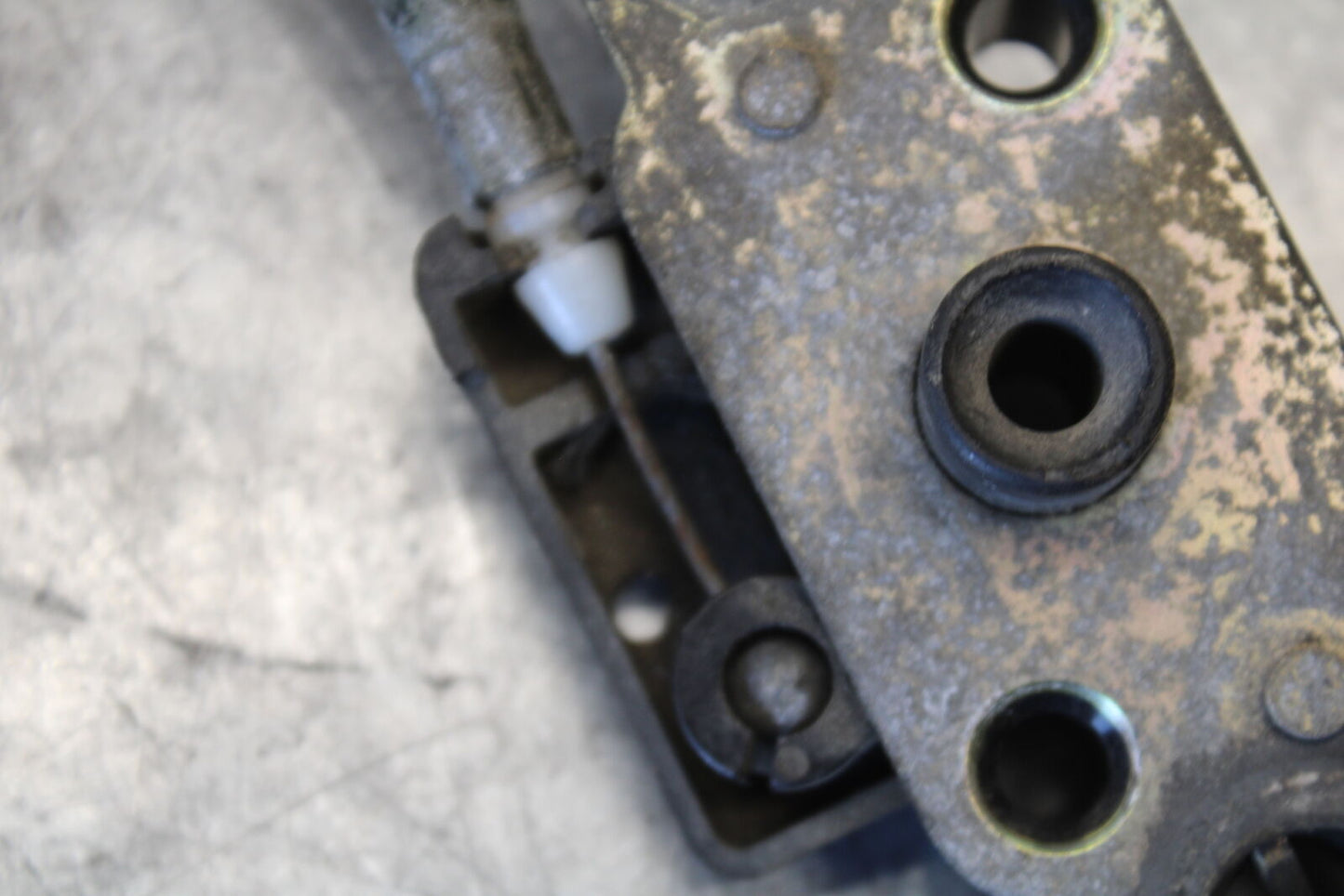 03-07 SUZUKI SV1000S REAR PASSENGER SEAT LATCH LOCK ASSEMBLY BB657