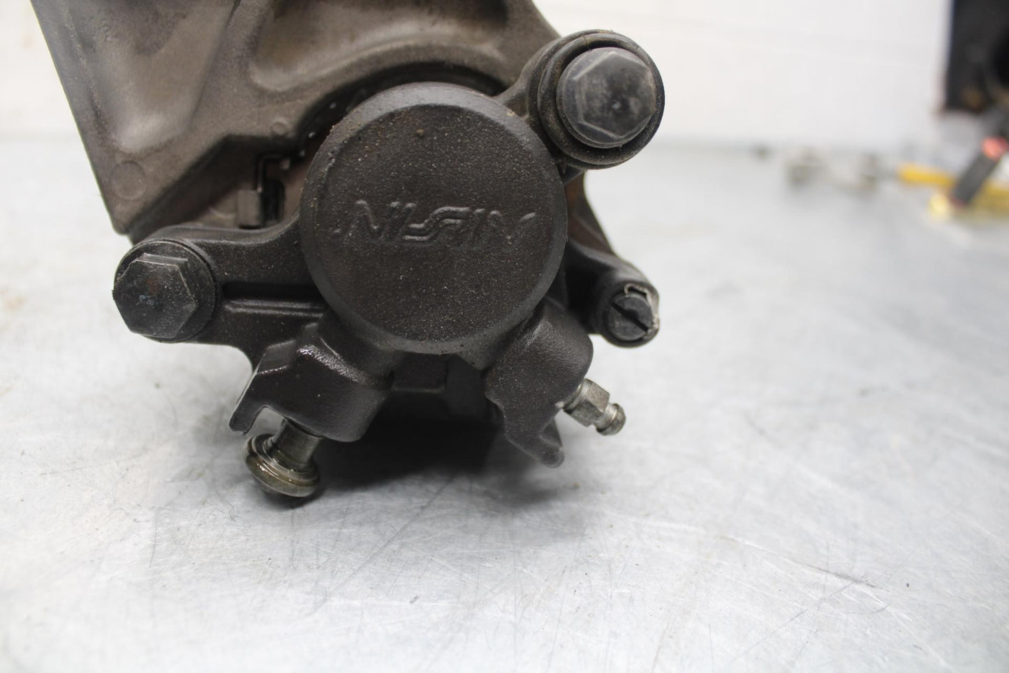 07 YAMAHA YZF R6 2c0 REAR BRAKE CALIPER W HANGER BACK MOUNTING BRACKET BB423