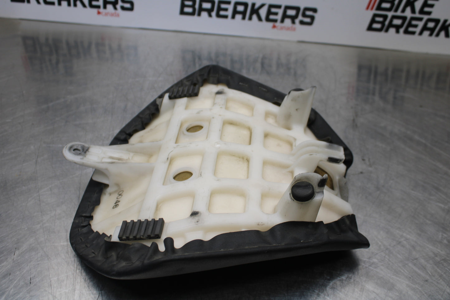 04-05 KAWASAKI NINJA ZX10R FRONT DRIVERS SEAT PAD SADDLE PILLION BB163