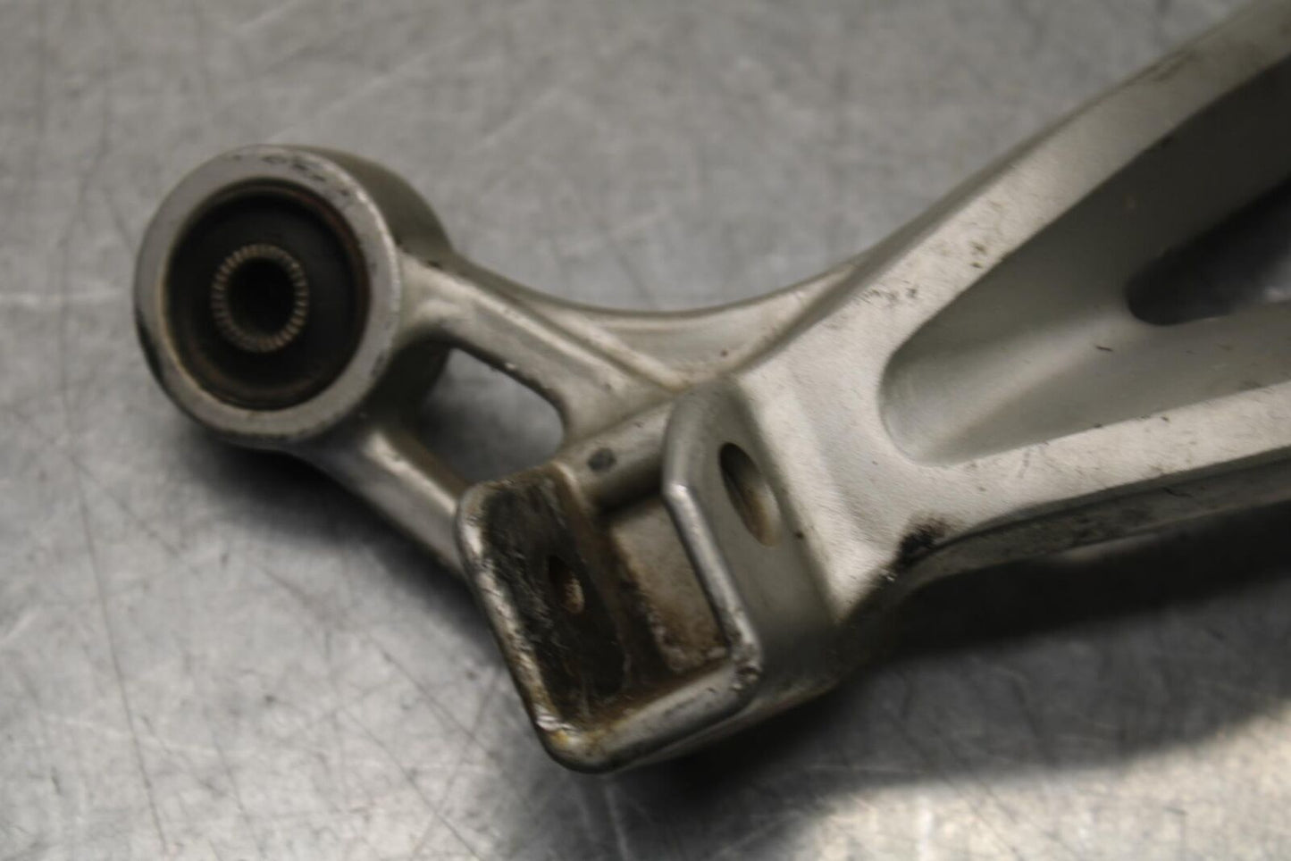 01 SUZUKI GSXR1000 RIGHT REAR BACK PASSENGER PEG BRACKET BB100