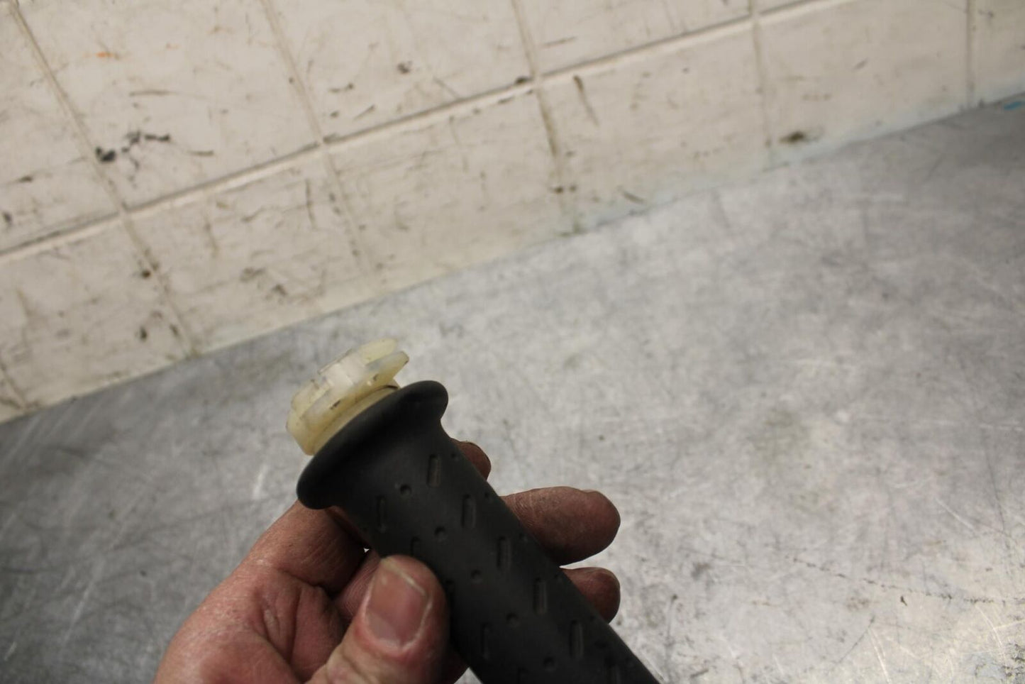 2009 Aprilia Shiver 750 SL750 RIGHT THROTTLE GRIP BB506