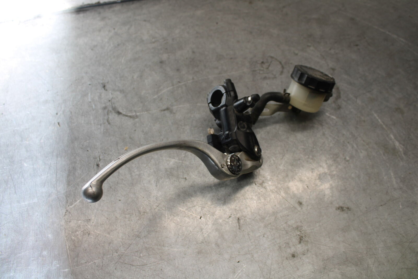 07-08 TRIUMPH DAYTONA 675 FRONT BRAKE MASTER CYLINDER w/ LEVER T2025700 BB685