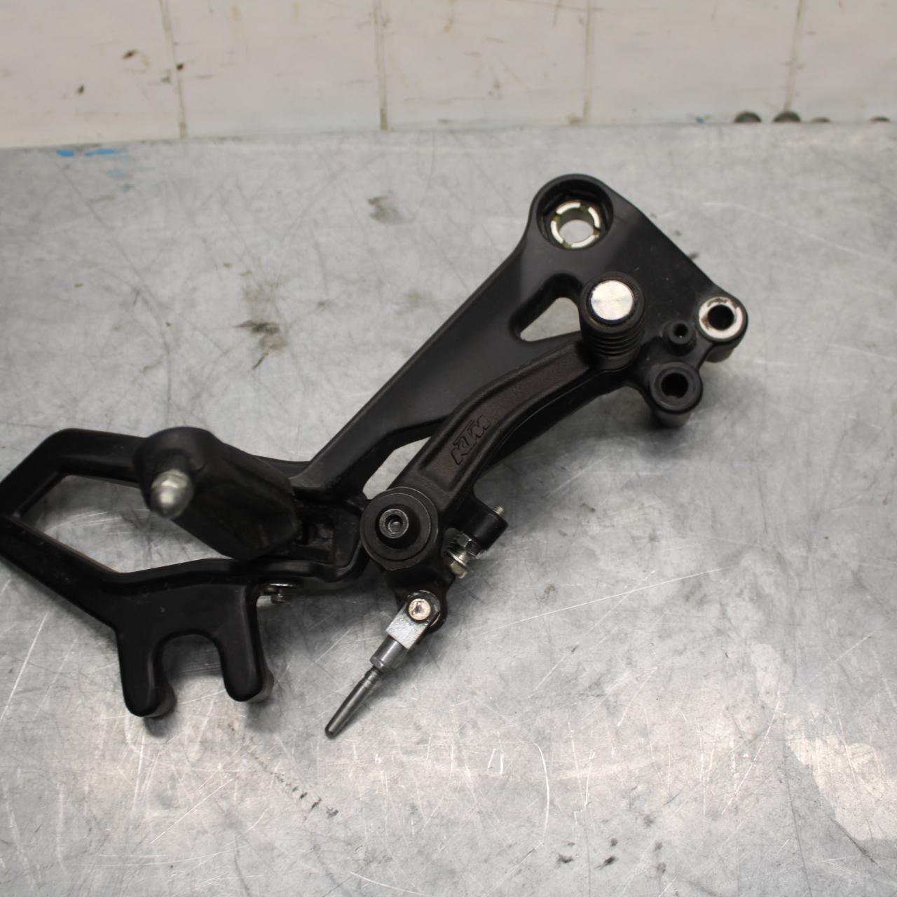18 KTM RC 390 RIGHT REARSET REAR SET DRIVER FOOT PEG REST STOP BB442