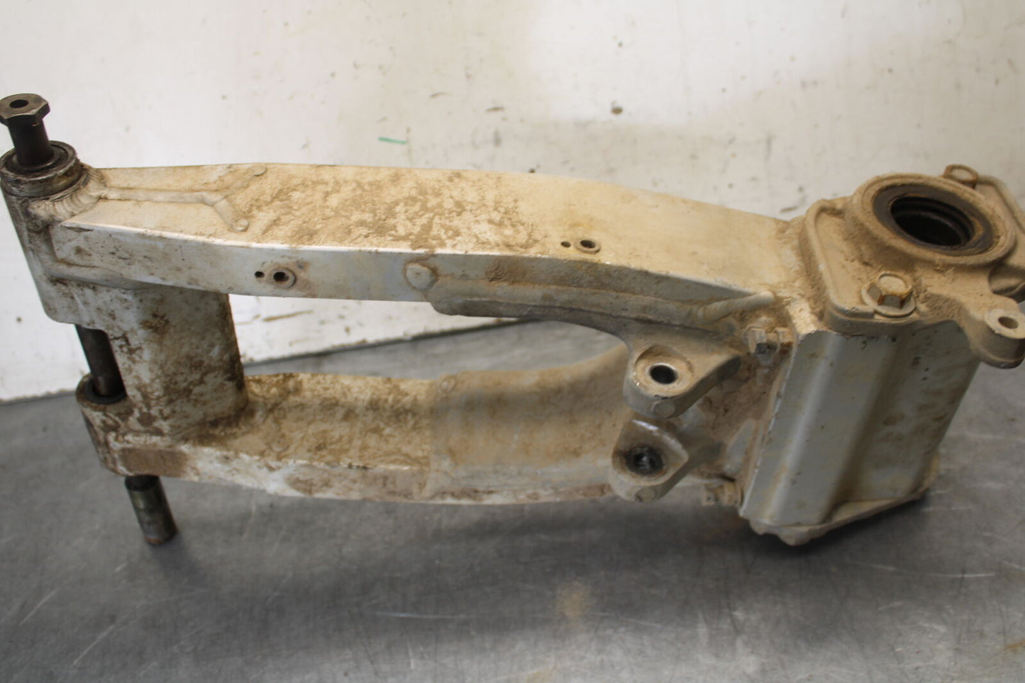 01-05 YAMAHA RAPTOR 660R REAR SWINGARM BACK SUSPENSION SWING ARM BB695