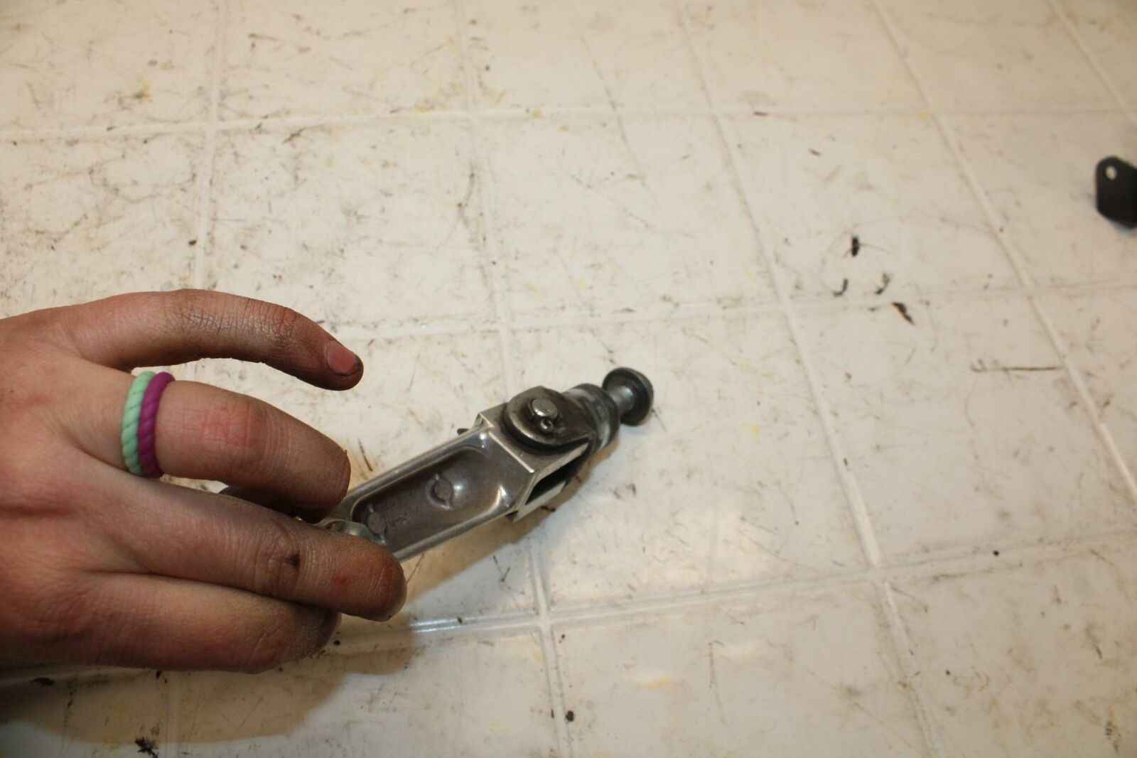 01-02 SUZUKI GSXR750 LEFT REAR BACK PASSENGER PEG BB15