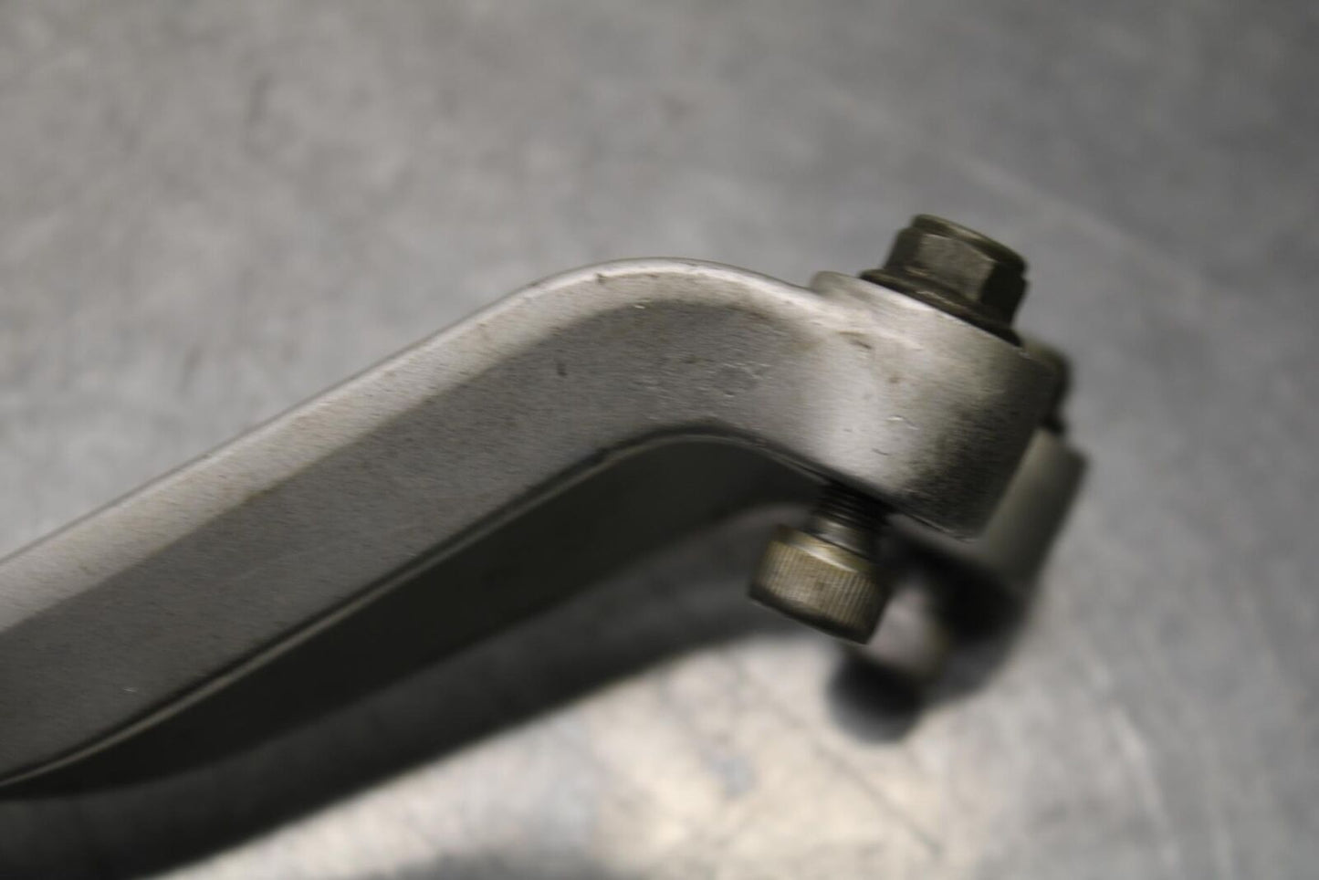 01 SUZUKI GSXR1000 RIGHT REAR BACK PASSENGER PEG BRACKET BB100