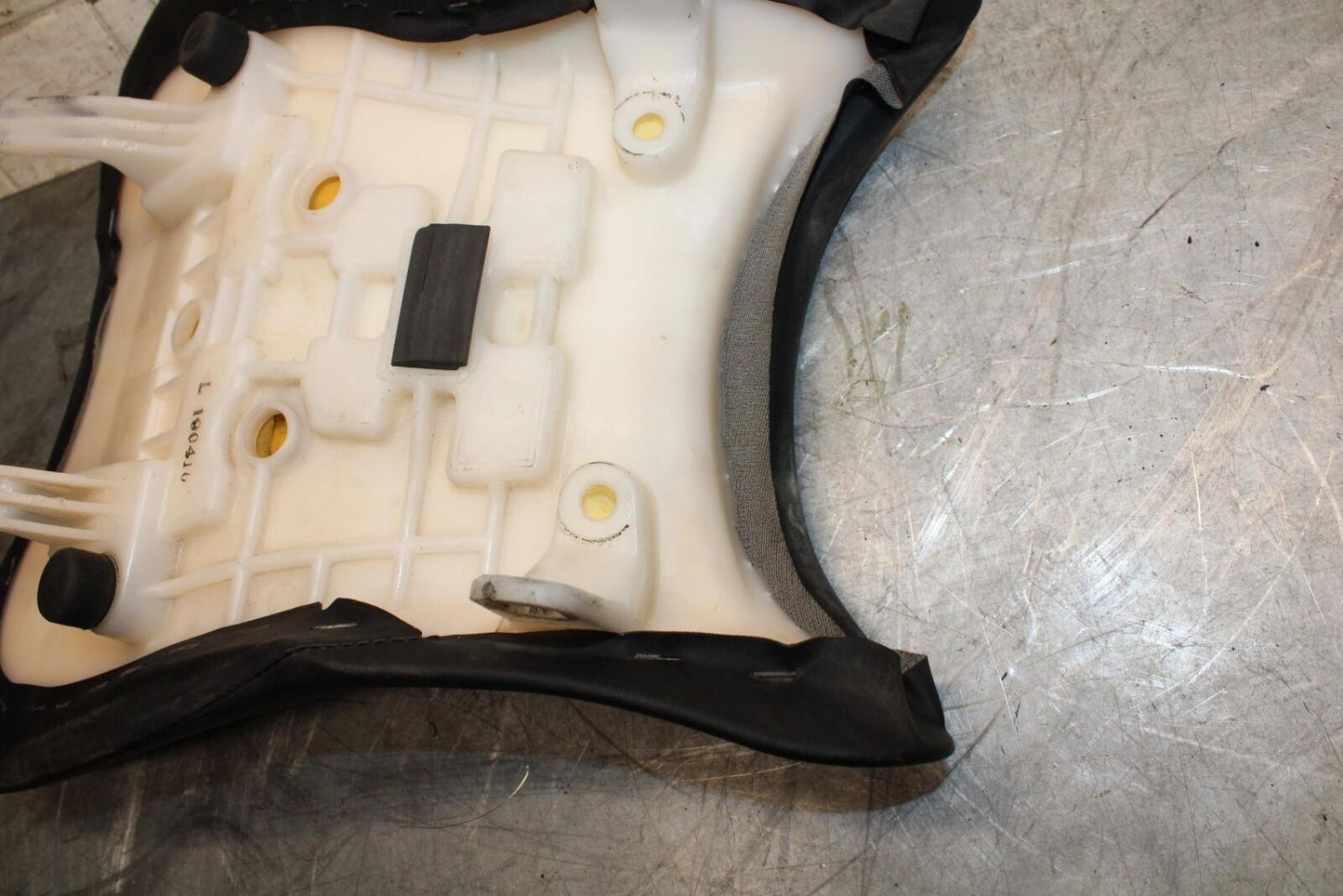 2007 Suzuki GSXR750 FRONT DRIVERS SEAT PAD SADDLE PILLION 45100-01H00-6BY BB546