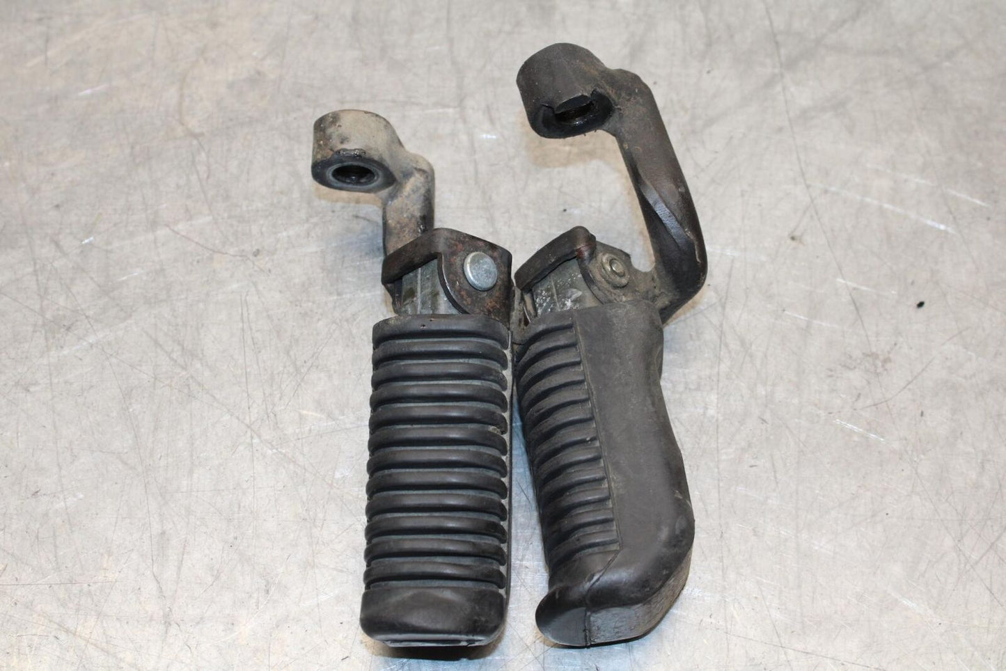 1977 Yamaha XS750 FRONT FOOT RESTS PEGS STEPS SET PAIR 1T4-27430-00-00 BB554