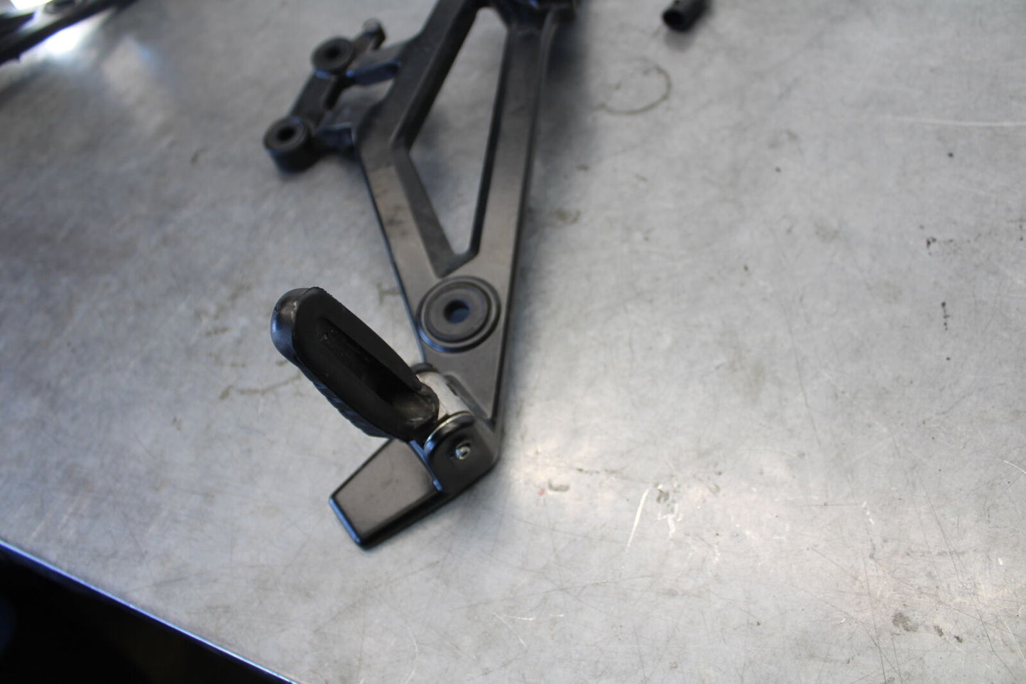 06-07 DUCATI MONSTER 695 RIGHT REARSET REAR SET DRIVER FOOT PEG REST STOP BB674
