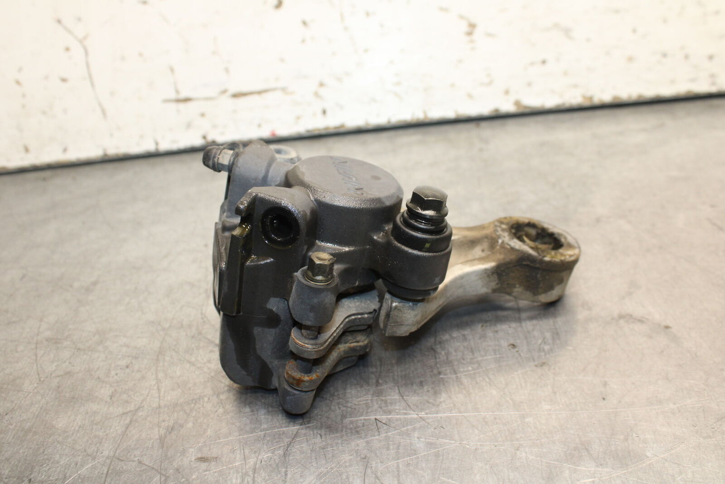 05-06 HONDA CBR600RR REAR BACK BRAKE CALIPER W MOUNT BRACKET BB739