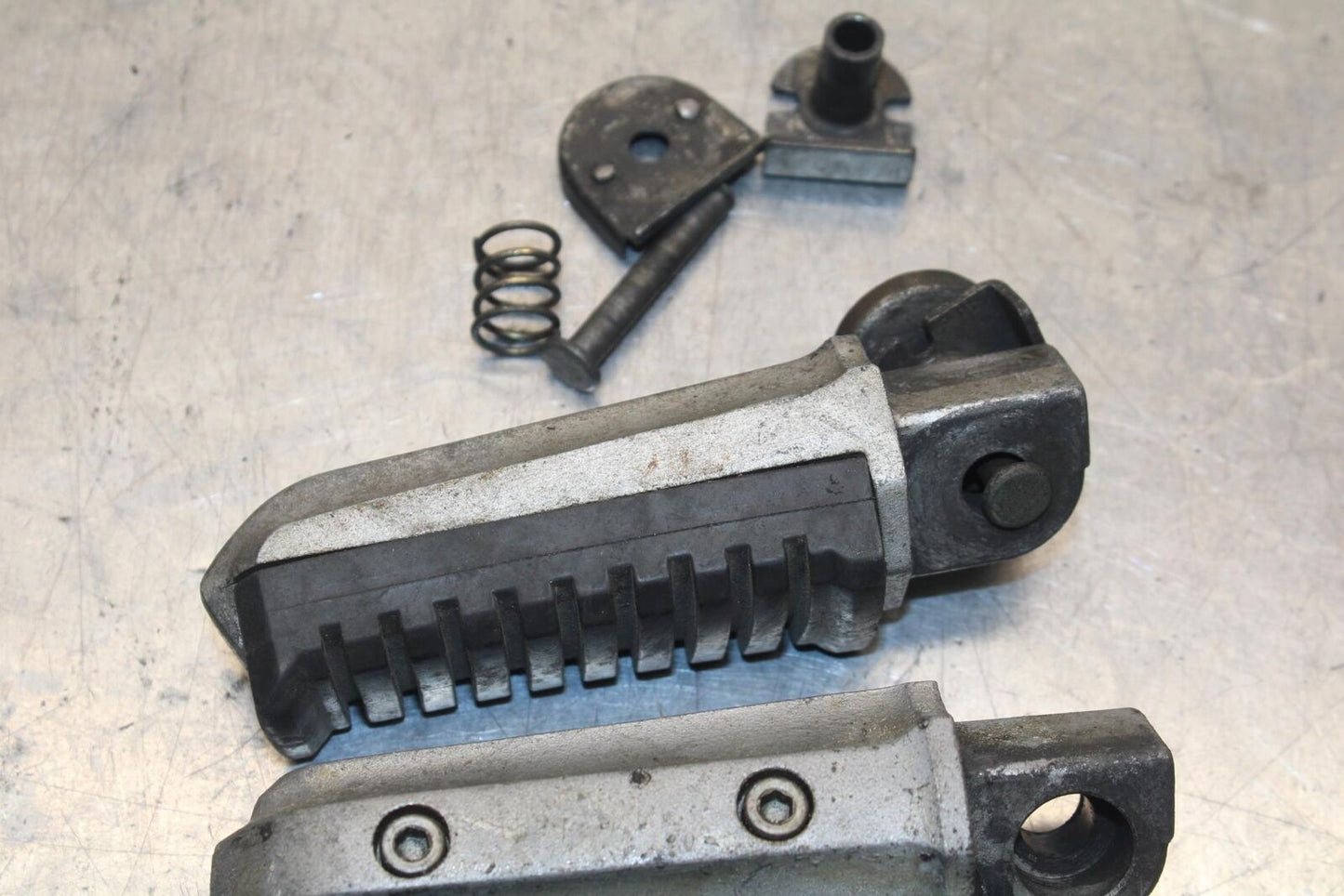 84-86 KAWASAKI GPZ900 REAR BACK PASSENGER PEG SET PAIR BB84