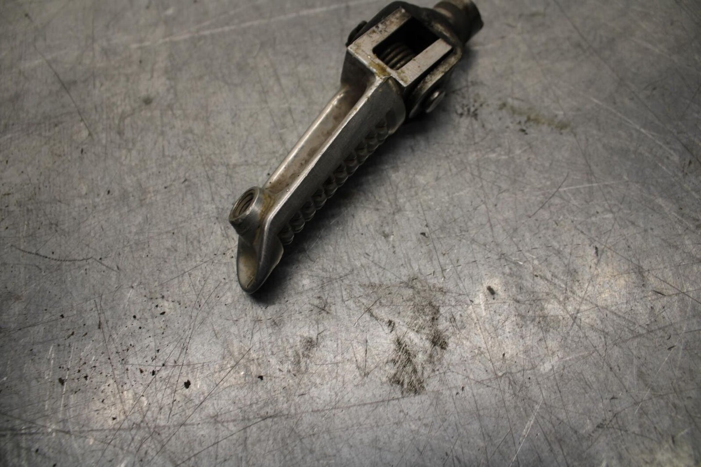 2002 Suzuki GSXR1000 LEFT FRONT FOOT REST PEG STEP 43526-35F00 BB73