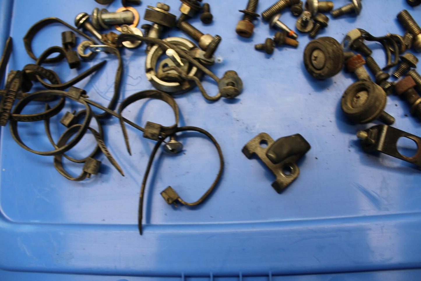 91-92 SUZUKI GSXR1100 GSXR 1100M BOLT LEFTOVER BRACKET BB435