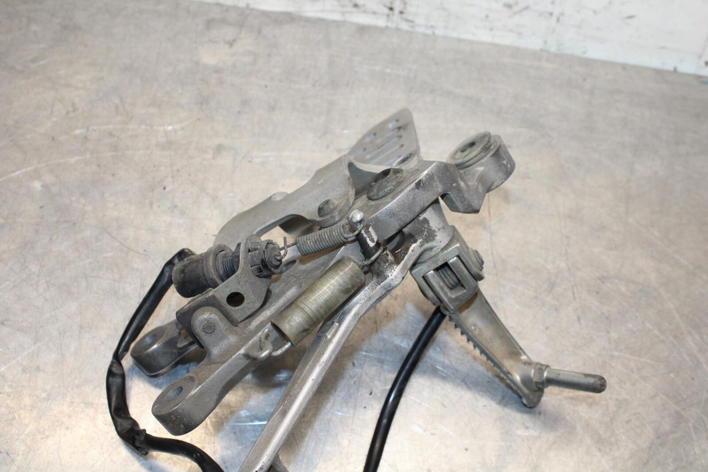 2006 Yamaha YZF R6 RIGHT REARSET REAR SET DRIVER FOOT PEG REST STOP BB560