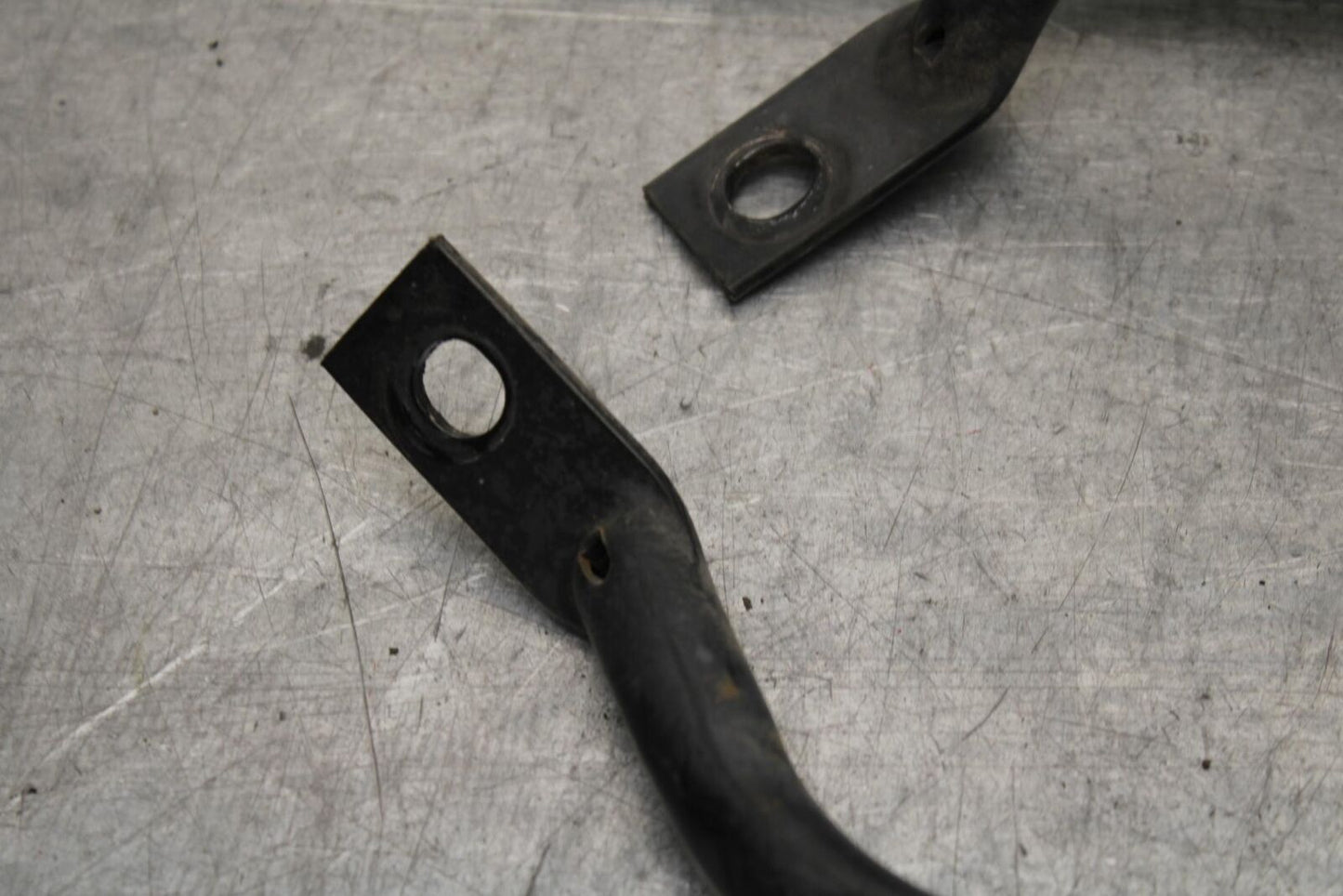 04-09 SUZUKI GS 500 FH GS500F PASSENGER REAR SEAT GRAB BAR HANDLE SET BB97