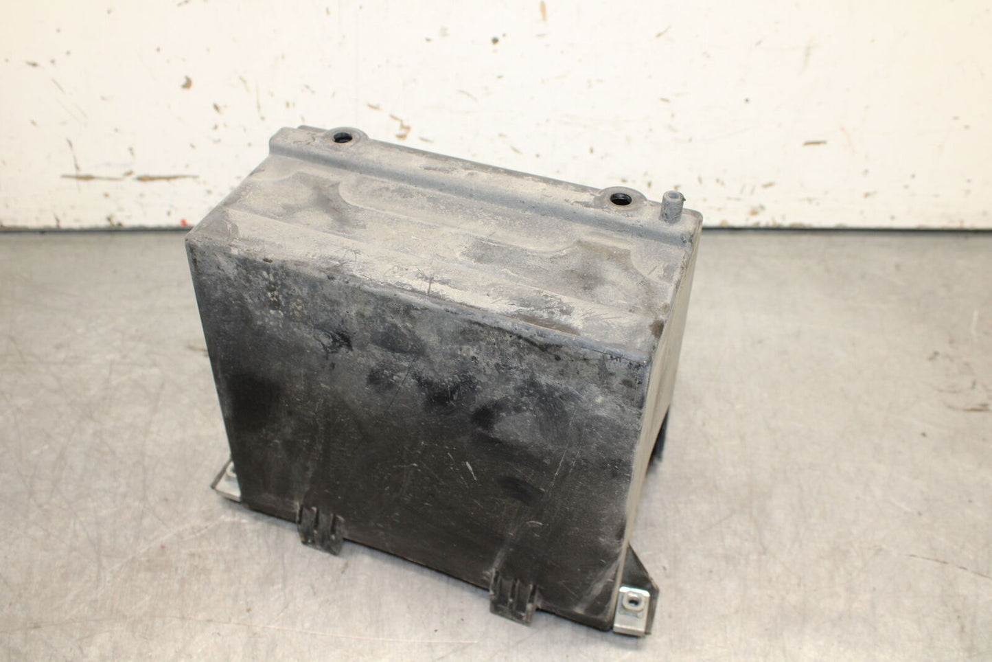 02-04 HONDA VTX1800S BATTERY TRAY BOX HOLDER BB712