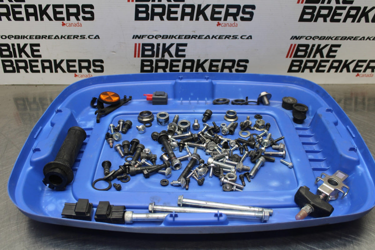 23 YAMAHA YZF R3 MOUNTING BOLTS HARDWARE MOTOR SCREWS BB806