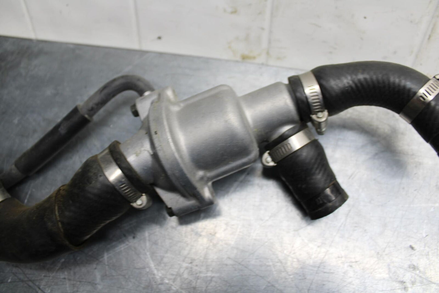 98-99 YAMAHA YZF R1 THERMOSTAT W HOUSING ASSEMBLY 4FM-12410-00-00 BB74