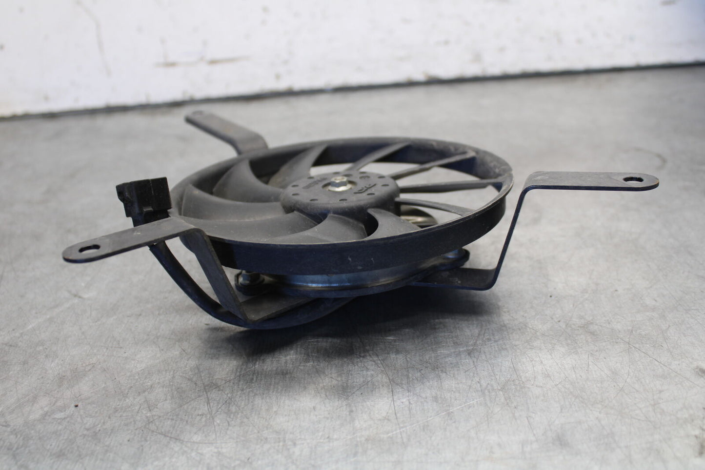 07-08 TRIUMPH DAYTONA 675 RIGHT ENGINE RADIATOR COOLING FAN MOTOR BB685