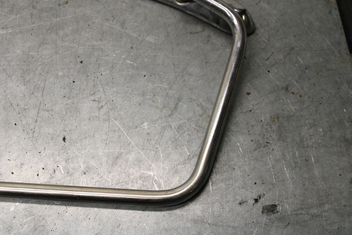99-00 YAMAHA V STAR 1100 SADDLEBAG CASE MOUNTING BRACKET MOUNT BB711