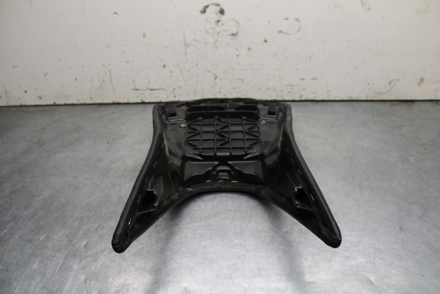 17-24 KTM 390 DUKE FRONT DRIVERS SEAT PAD SADDLE PILLION BB734