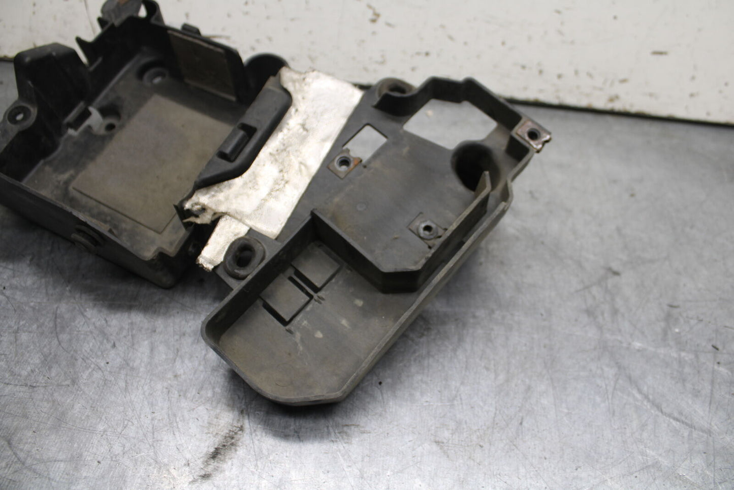 99-00 YAMAHA V STAR 1100 BATTERY TRAY BOX HOLDER BB711