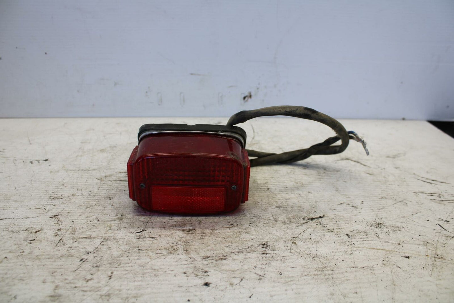 01 KAWASAKI VULCAN 1500 TAILLIGHT REAR TAIL BRAKE LIGHT BB301