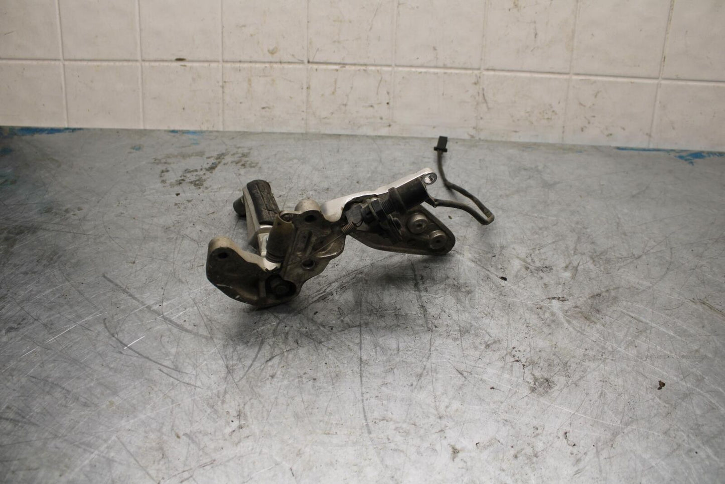 96-07 YAMAHA YZF600R RIGHT REARSET REAR SET DRIVER FOOT PEG REST BB427 THUNDERC