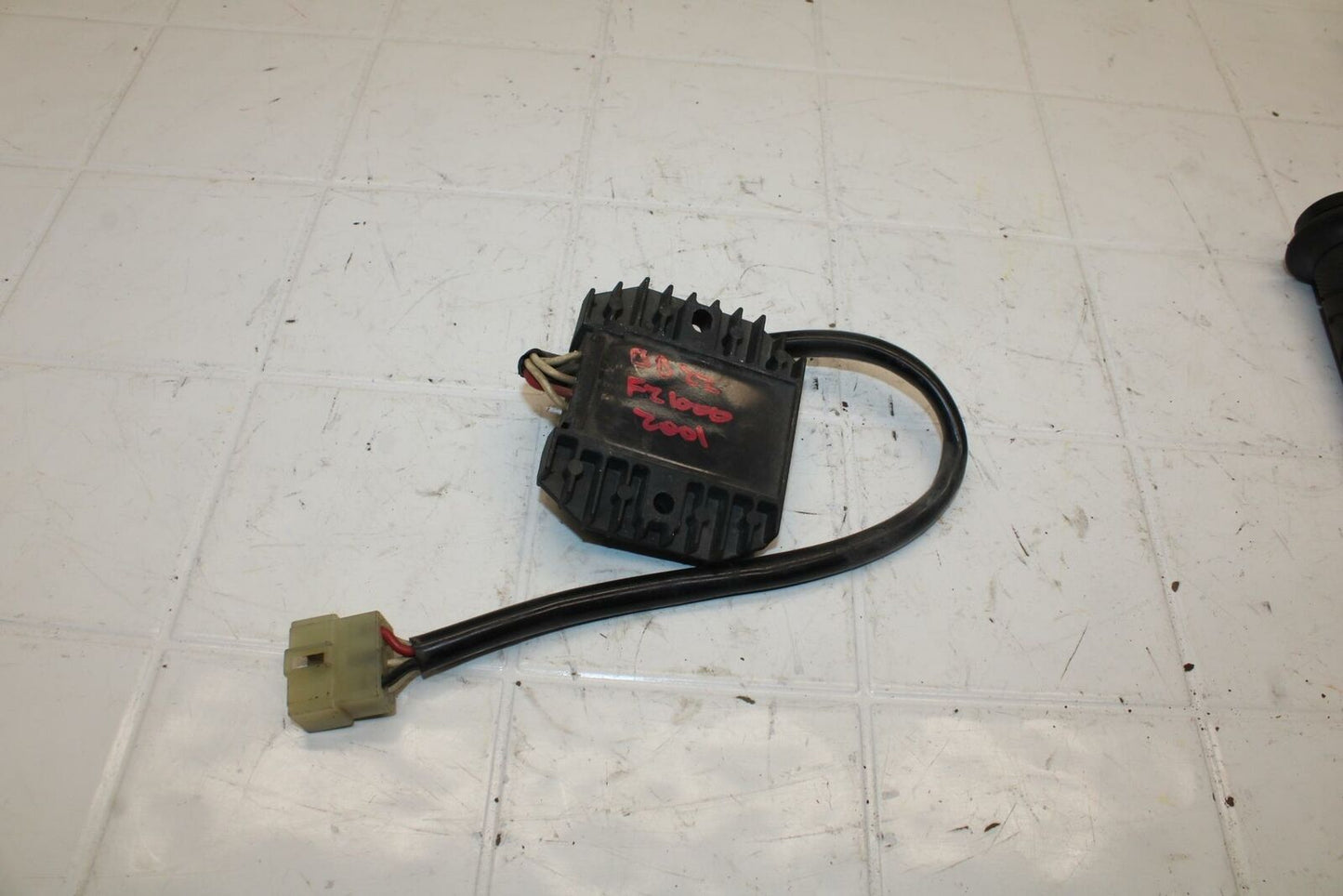 01-05 YAMAHA FZS1000 RECTIFIER VOLTAGE REGULATOR BB10