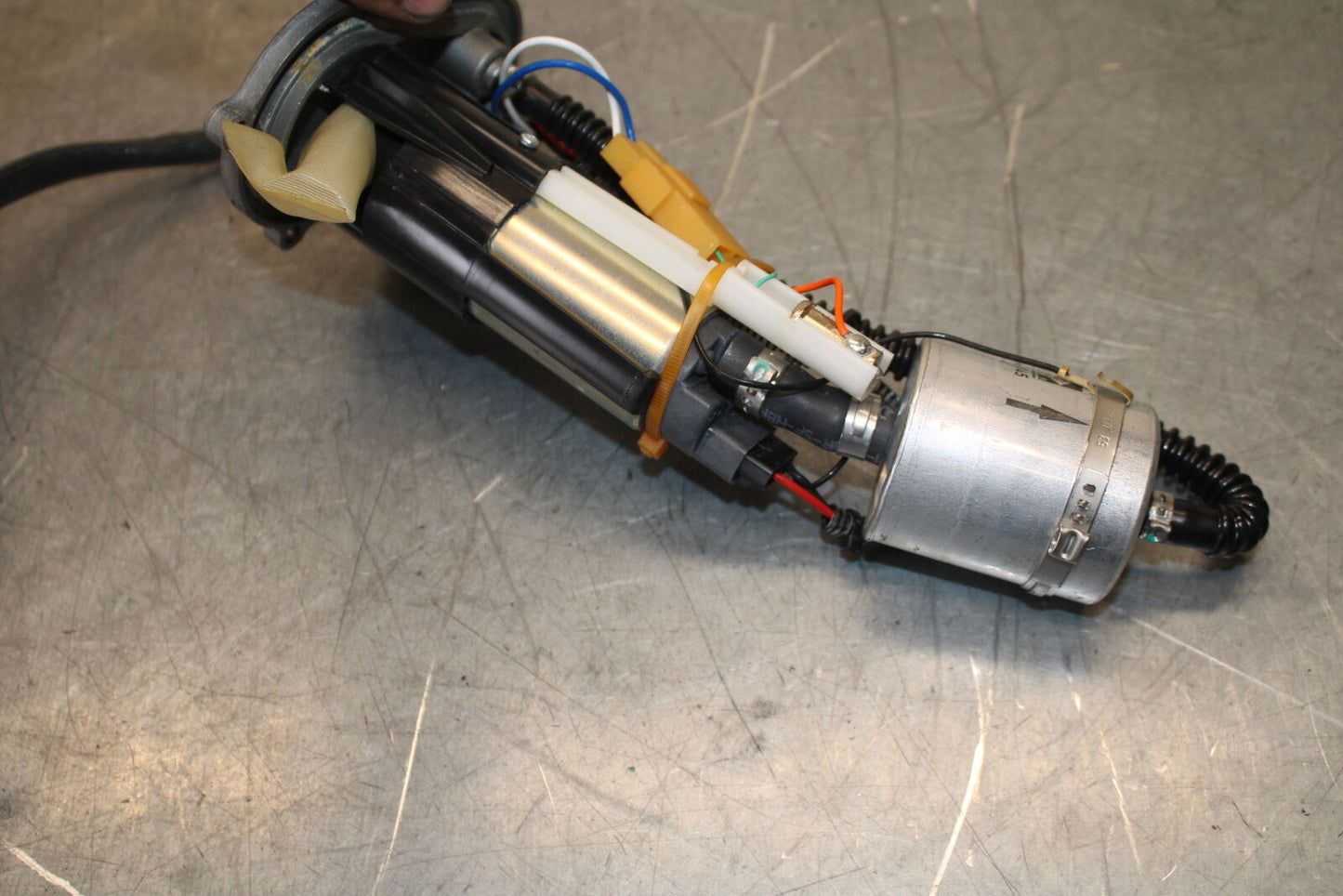 09-11 DUCATI STREETFIGHTER FUEL PUMP GAS PETROL SENDER UNIT BB705