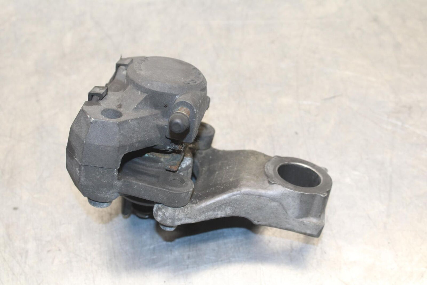 1999 Suzuki GSXR600 REAR BACK BRAKE CALIPER W MOUNT BRACKET BB608