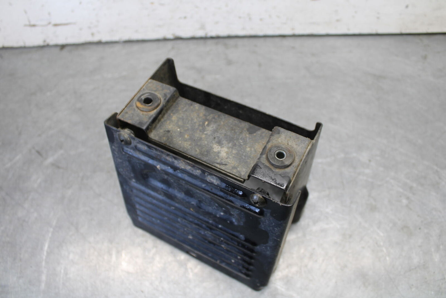 05-09 SUZUKI BOULEVARD C90 BATTERY TRAY BOX HOLDER BB692