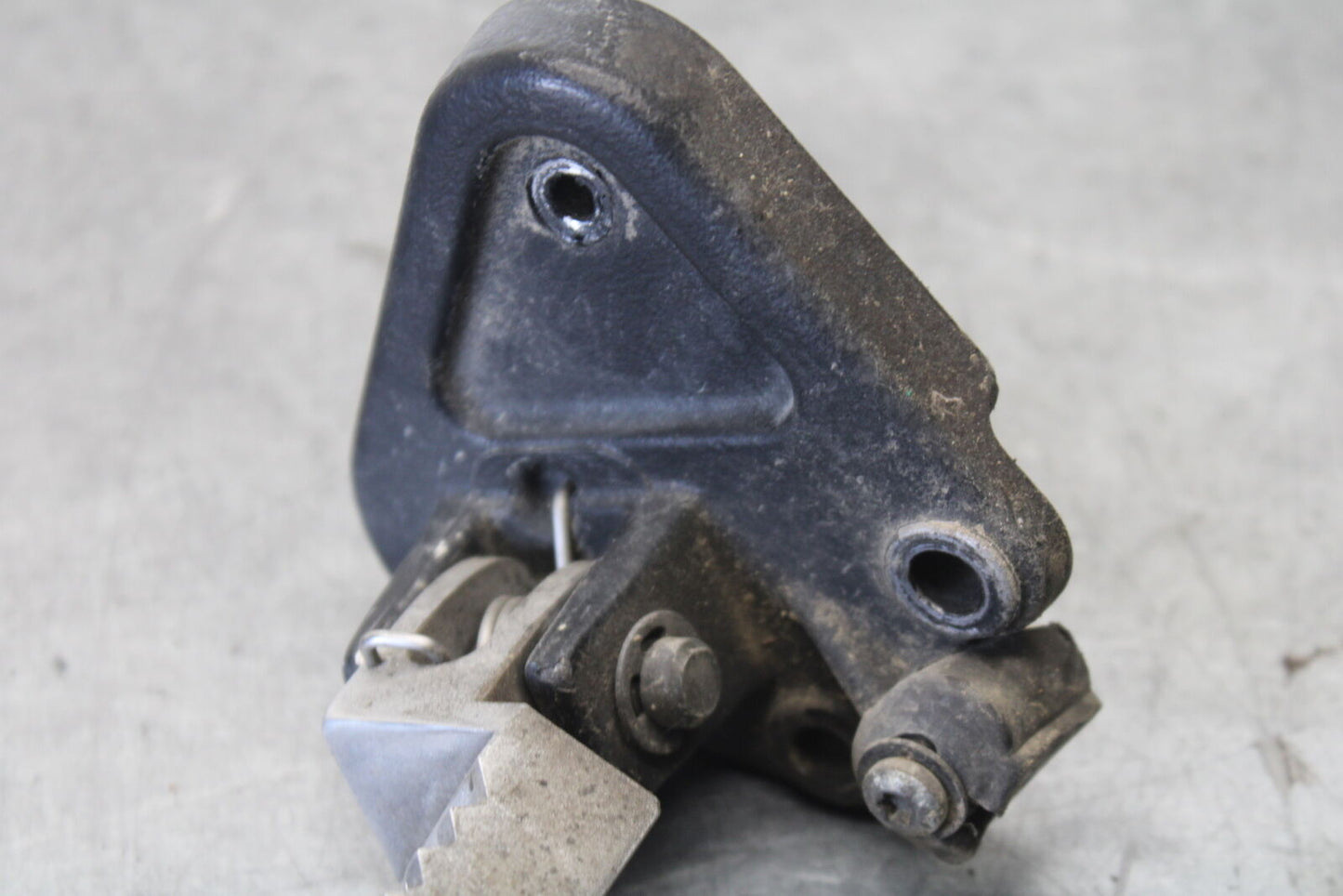01-06 TRIUMPH TIGER 955I LEFT FRONT FOOT REST PEG STEP BB693
