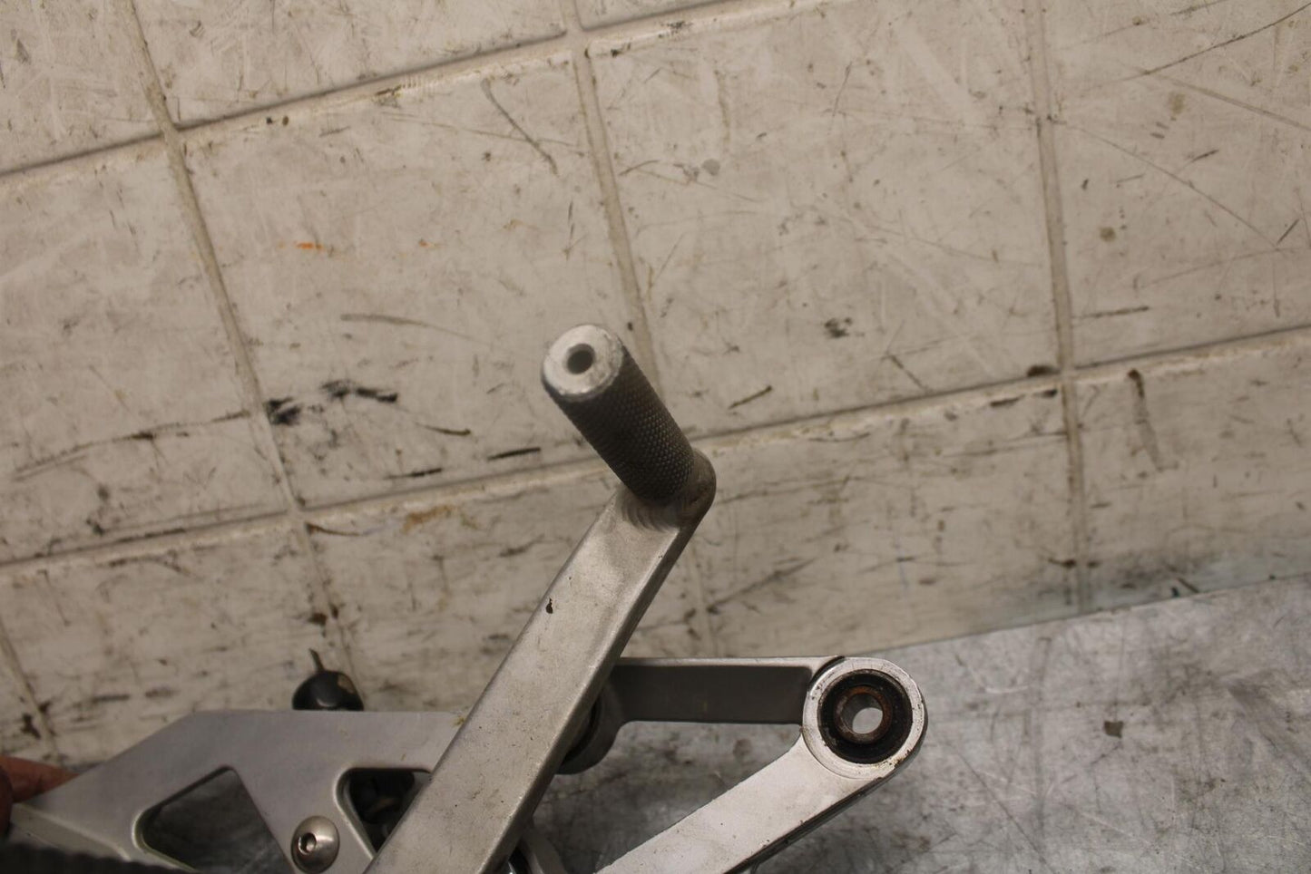1993 Suzuki GSXR1100W RIGHT REARSET REAR SET DRIVER FOOT PEG BRACKET MOUNT BB46